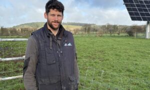 Un homme devant des champs