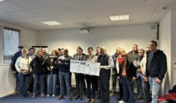 Un groupe de personnes lors de la remise d'un chèque géant