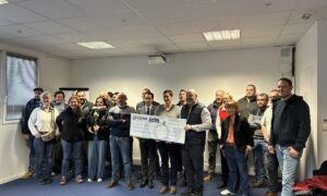 Un groupe de personnes lors de la remise d'un chèque géant