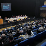 Une assemblée dans un amphithéâtre