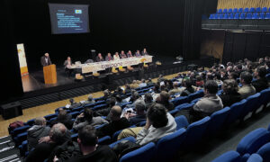 Une assemblée dans un amphithéâtre