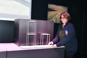 Une femme remue une maquette