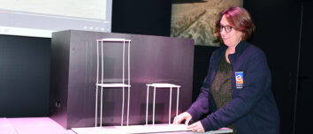 Une femme remue une maquette