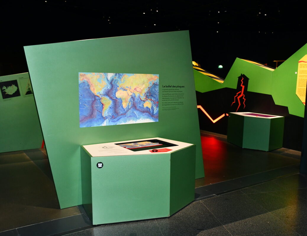 L'explication des tremblements de terre à l'entrée.