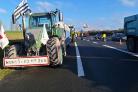 Des tracteurs près d'une route