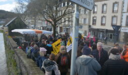 Des personnes au bord d'une rivière à Châteaulin