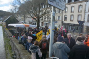Des personnes au bord d'une rivière à Châteaulin