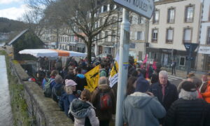 Des personnes au bord d'une rivière à Châteaulin
