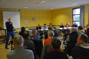 Une assemblée dans une salle