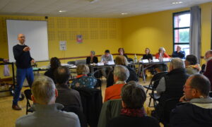 Une assemblée dans une salle