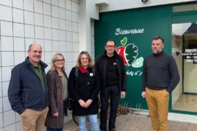 Trois hommes et deux femmesdevant une devanture