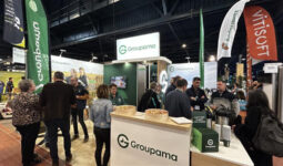 Un stand d'exposition sur un salon avec de personnes dessus