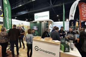 Un stand d'exposition sur un salon avec de personnes dessus