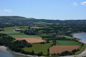 Vue aérienne d'un paysage de bocage en zone littorale