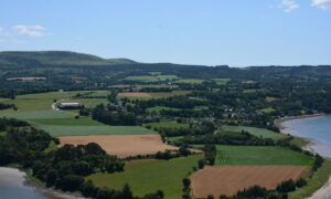 Vue aérienne d'un paysage de bocage en zone littorale