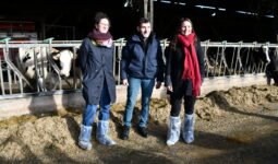 Un homme et deux femmes debout devant des cornadis