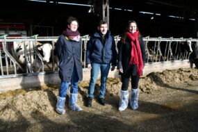 Un homme et deux femmes debout devant des cornadis