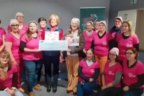 Un groupe de femme avec des vêtements roses pour une remise de don