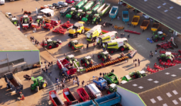 Vue de drone sur une cour remplie de matériel agricole