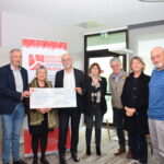 Un groupe de personne lors de la remise d'un don