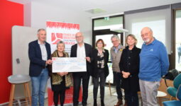 Un groupe de personne lors de la remise d'un don