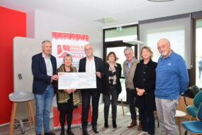 Un groupe de personne lors de la remise d'un don