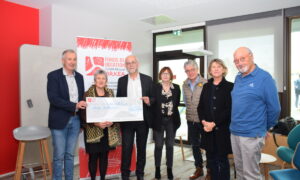 Un groupe de personne lors de la remise d'un don