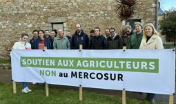 Des personnes devant une banderole