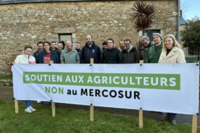 Des personnes devant une banderole