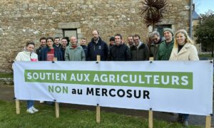 Des personnes devant une banderole