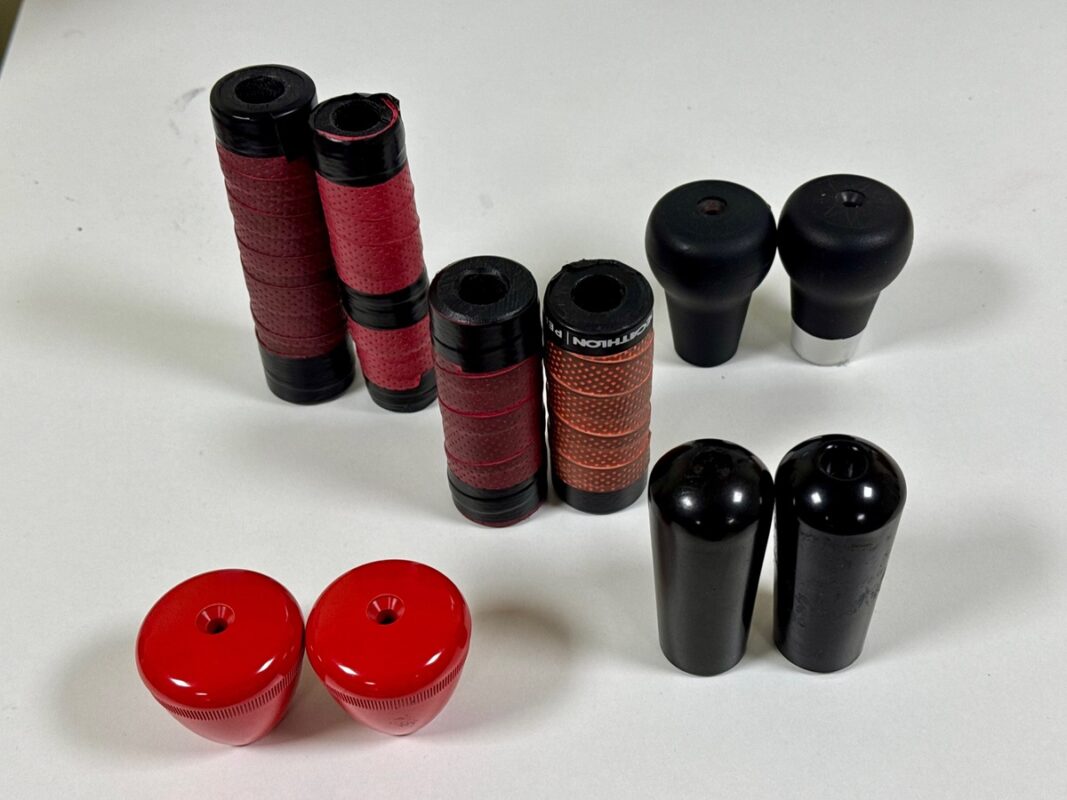 Des paires de pignées de baby-foot