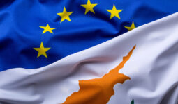 Les drapeaux de l'Union Européenne et de Chypre entremêlés