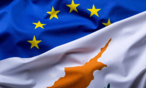 Les drapeaux de l'Union Européenne et de Chypre entremêlés