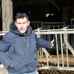 un homme devant des cornadis