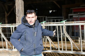 un homme devant des cornadis