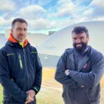 Deux agriculteurs devant un site de méthanisation