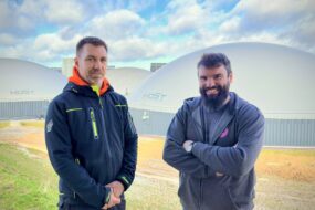 Deux agriculteurs devant un site de méthanisation