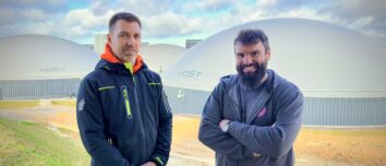 Deux agriculteurs devant un site de méthanisation