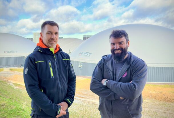 Deux agriculteurs devant un site de méthanisation