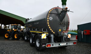 tracteur avec une remorque-citerne dans une cour de ferme