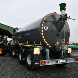 tracteur avec une remorque-citerne dans une cour de ferme