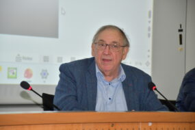 un homme à une tribune