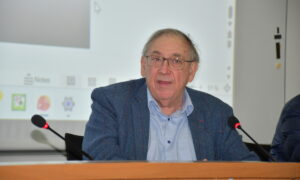 un homme à une tribune