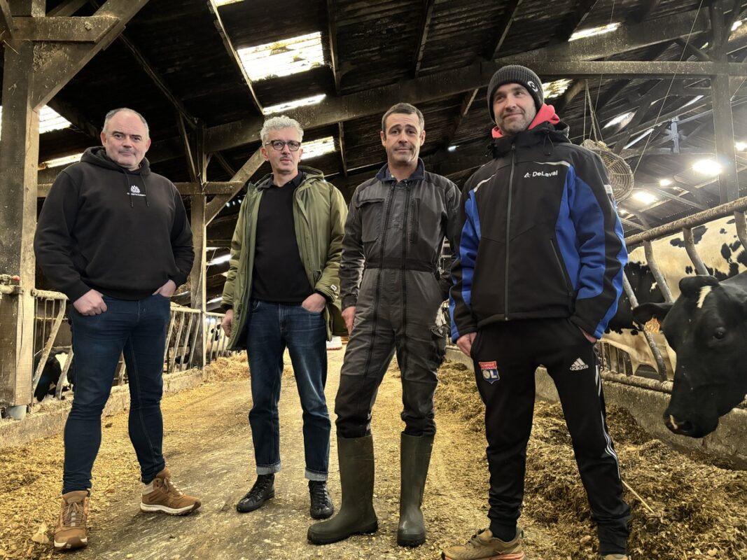 De gauche à droite : Olivier Broudeur, Anthony Quéré (48° Rugissants Production), Roland Jestin et Stéphane Le Vaillant, agriculteurs de Brélès.