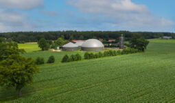 Une unité de méthanisation dans un paysage de bocage