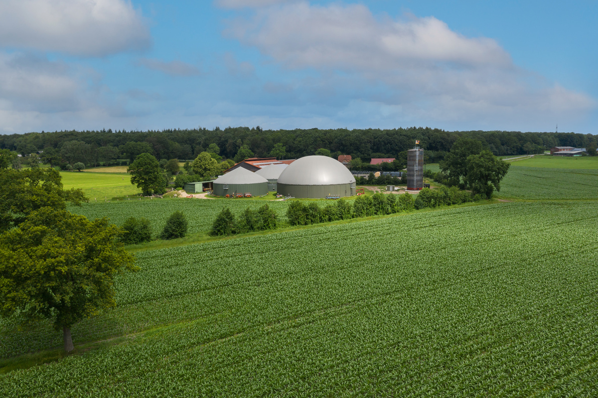 Une unité de méthanisation dans un paysage de bocage - Illustration Le modèle allemand arrivé à saturation