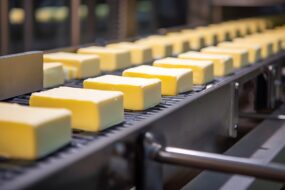Des plaquettes de beurre sur une chaine de production industrielle
