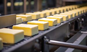 Des plaquettes de beurre sur une chaine de production industrielle