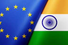 Un drapeau composé d'une moitié de drapeau européeen et l'autre moitié du drapeau indien