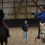 Deux jeunes cavaliers à cheval pratiquant le Horse Ball sous les yeux d'une monitrice.